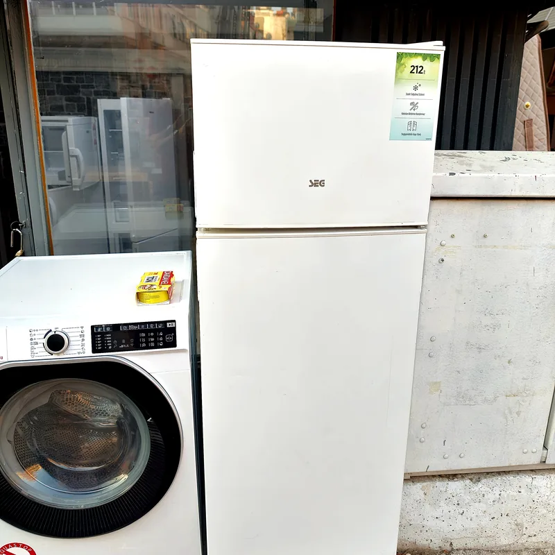 Altus ikinci el mini buzdolabı — vitrin önünde, yanında çamaşır makinesi