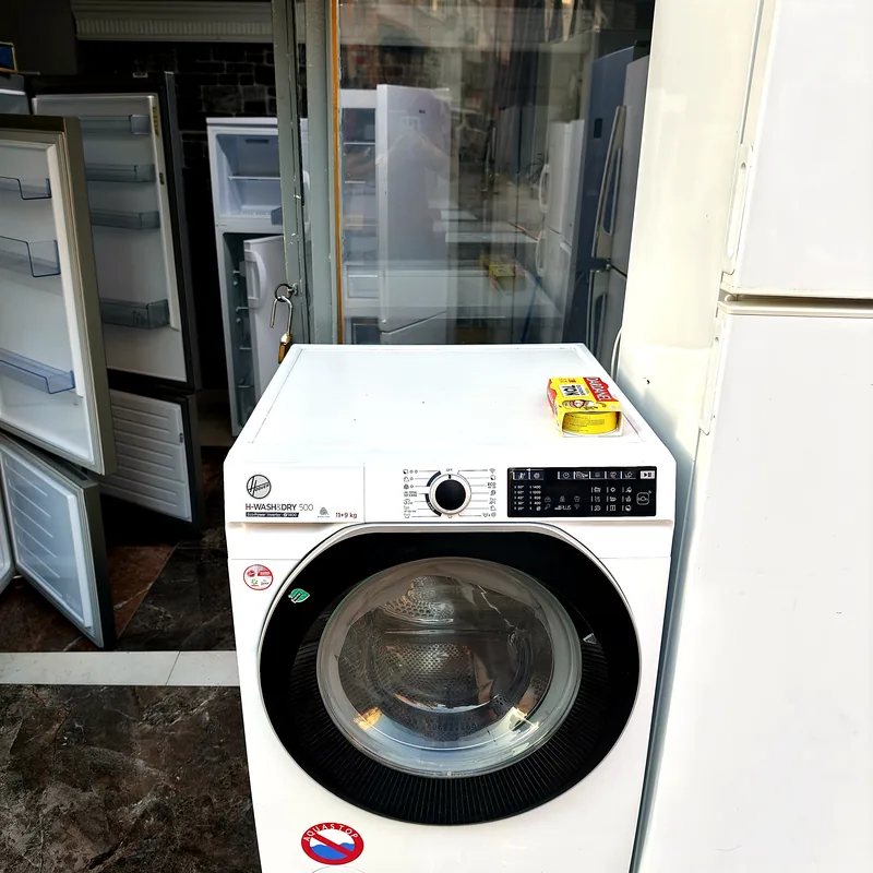 9 kg ikinci el çamaşır makinesi — vitrin önünde çalışır durumda