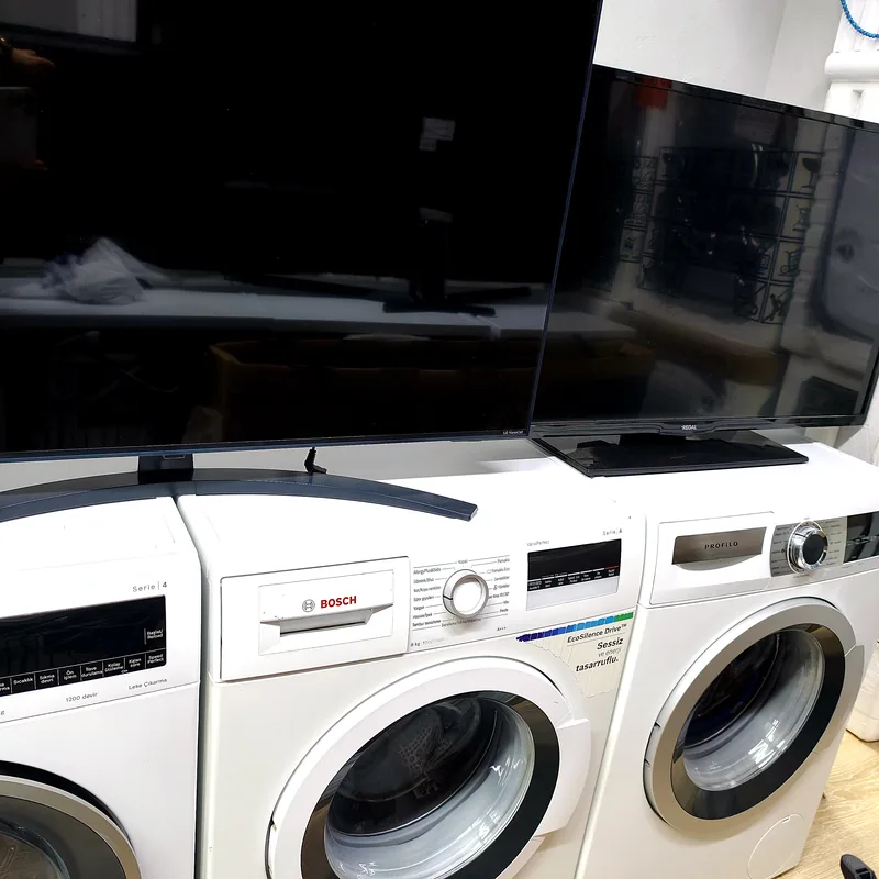 İkinci el çamaşır makinesi sırası — beyaz Bosch ve ekranlı modeller