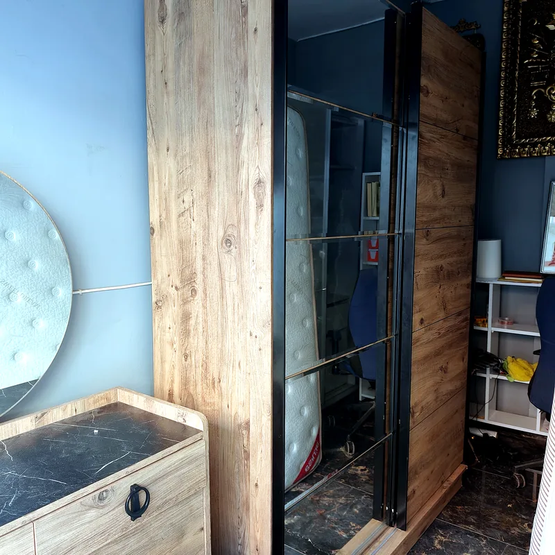 Aynalı sürgü kapılı ikinci el gardırop — ahşap desen, UM SPOT mobilya stoğu