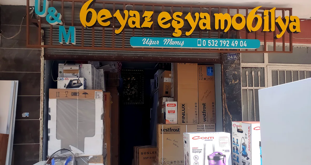 UM SPOT mağaza girişi ve vitrinde duran ikinci el ürünler — Antalya Muratpaşa