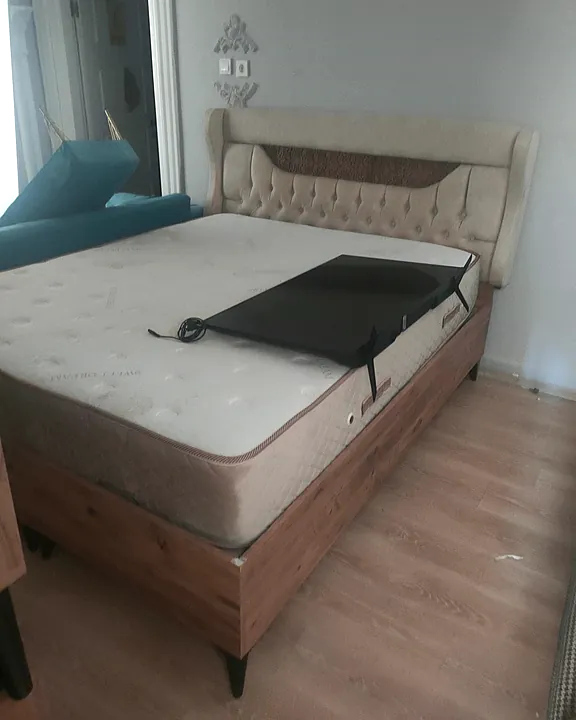 İkinci el yatak odası takımı — kumaş başlıklı yatak ve ahşap baza